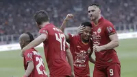 Pemain Persija Jakarta merayakan gol yang dicetak oleh Evan Dimas, ke gawang Borneo FC pada laga Shopee Liga 1 di SUGBK, Jakarta, Minggu, (1/3/2020). Persija menang 3-2 atas Borneo FC. (Bola.com/M Iqbal Ichsan)