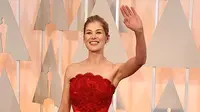 Rosamund Pike Tampil Memikat dengan Gaun Merah di Oscar 2015