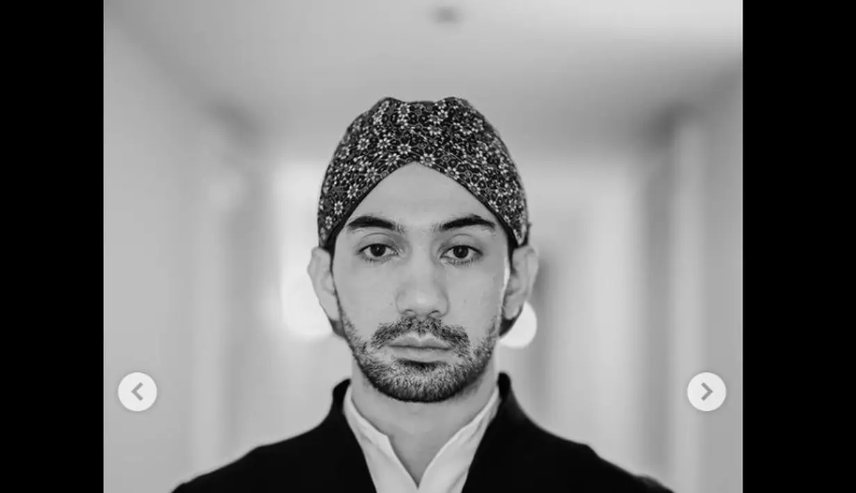 Reza Rahadian dalam konsep foto hitam putih. (Foto: Arman Febryan via hagaipakan on Instagram)