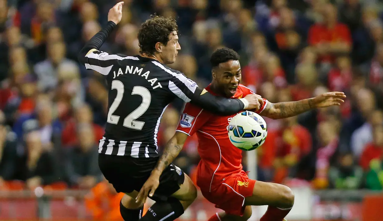 Bek Newcastle, Daryl Janmaat berusaha menghalau pergerakan penyerang Liverpool Raheem Sterling saat Laga Liga Premier Inggris di Anfield Stadium, Inggris, Senin (13/5/2015). Liverpool menang 2-0 atas Newcastle United. (Reuters/Lee Smith)