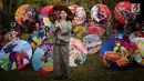 Pengunjung berfoto di sekitar dekorasi payung pada acara Festival Payung Indonesia 2018 di Taman Lumbini, Komplek Candi Borobudur, Magelang, Jumat (7/9). Acara tahunan kali ini bertema 'Sepayung Indonesia, Lalitavistara'. (Liputan6.com/Gholib)