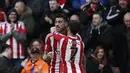 Pemain Southampton, Graziano Pelle (kiri) mencetak satu gol saat timnya menang 3-2 atas Liverpool pada lanjutan liga Inggris pekan ke-31 di Stadion St Mary's, Southampton, Minggu ( 20/3/2016). (AFP/ Adrian Dennis)