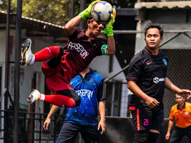 Kiper menangkap bola saat laga final Pertamax Liga Ayo Mini Football Tangerang di Lapangan Sabnani Park, Tangerang, Minggu (25/8). PSPG berhasil menang atas Persepon melalui adu penalti. (Dokumentasi)