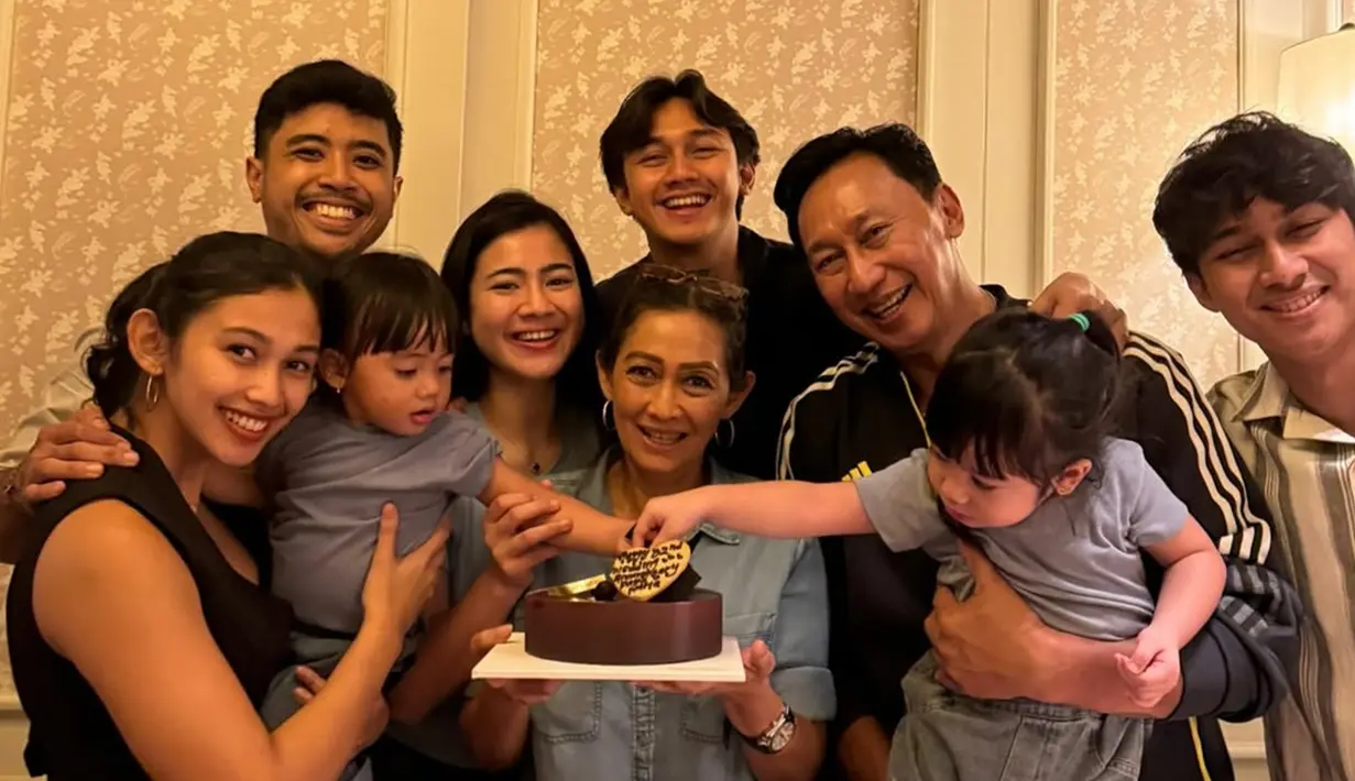 Kehadiran dua cucu tentunya membuat keluarga Pratikto dan Happy Mustikasari jadi makin hangat. Dalam momen ini terekam momen lucu di mana Bible dan Zevanya memegang kue anniversary kakak neneknya. Turut bahagia di hari jadi pernikahan orang tuanya, kebahagiaan terpancar jelas di wajah Caesar Hito, Felicya Angelista, Clara Gaby hingga Yabes Yosia. (Liputan6.com/IG/@claragaby)
