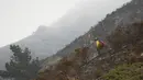 Seorang petugas pemadam kebakaran berjalan di hutan yang hangus terbakar akibat kebakaran di Garrapata State Park, Big Sur, California, AS AS, (31/7). Seluas 8.000 hektare hutan terbakar akibat musibah tersebut. (REUTERS/Michael Fiala)