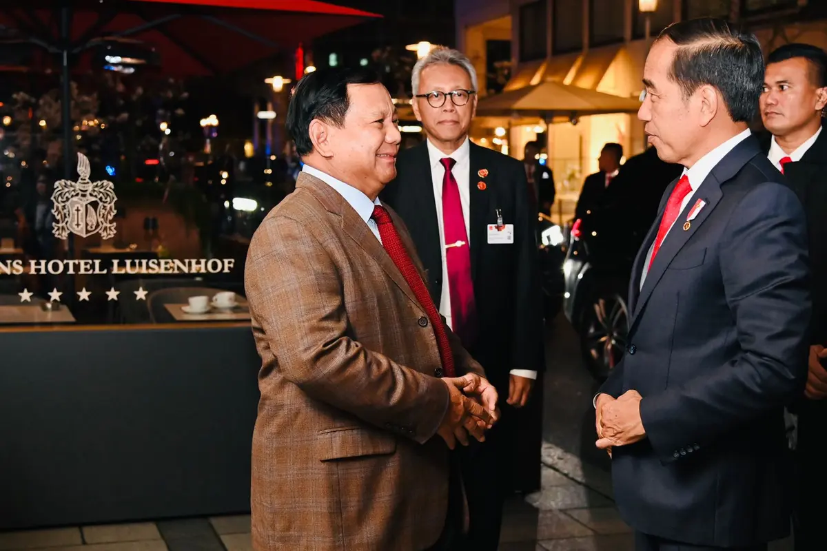Menteri Pertahanan (Menhan) Prabowo Subianto dan Presiden Joko Widodo atau Jokowi tampil akrab saat menghadiri Pameran Hannover Messe 2023, di Hannover Congress Centrum, Hannover, Jerman.