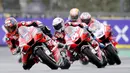 Pembalap Ducati, Danilo Petrucci, memimpin balapan MotoGP Prancis di Le Mans, Minggu (11/10/2020). Petrucci finis pertama dengan catatan waktu 45 menit 54,736 detik. (AP Photo/David Vincent)