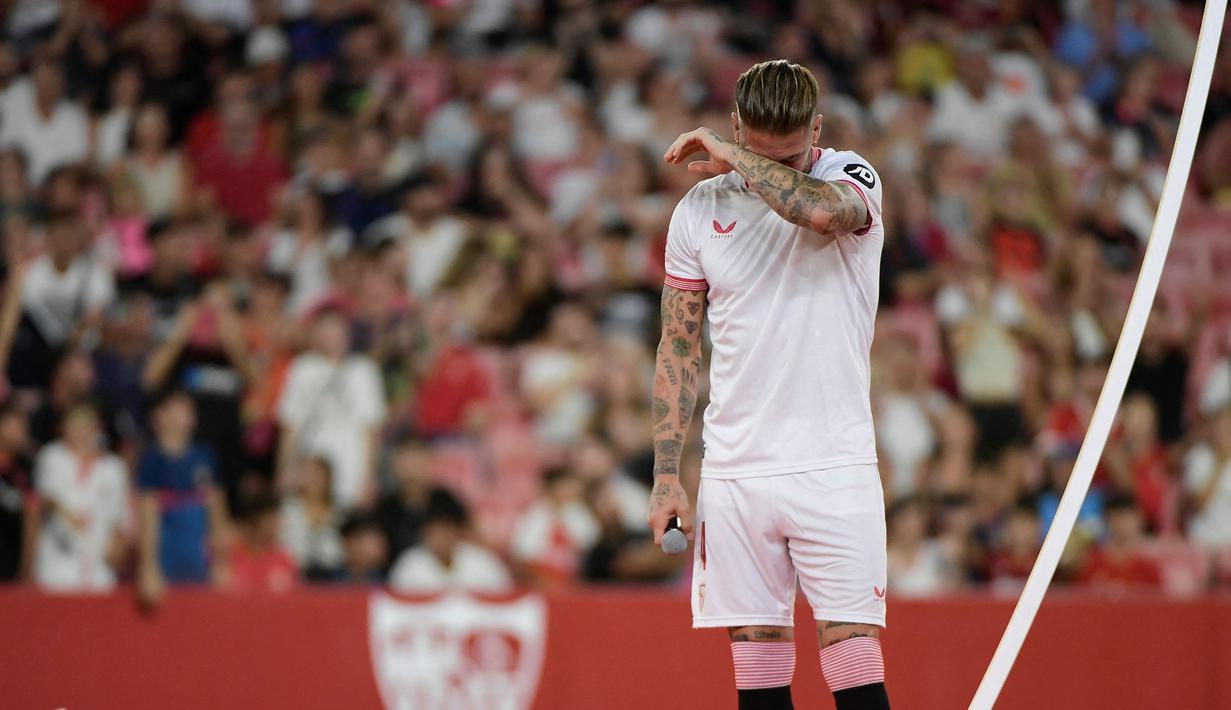 Sergio Ramos tak kuasa membendung air matanya saat perkenalan pemain baru Sevilla yang berlangsung di Stadion Ramon Sanchez Pizjuan, Sevilla, Rabu (06/09/2023) waktu setempat. Ia bergabung dengan Sevilla dengan status bebas transfer setelah kontraknya di PSG tak diperpanjang. (AFP/Cristina Quicler)