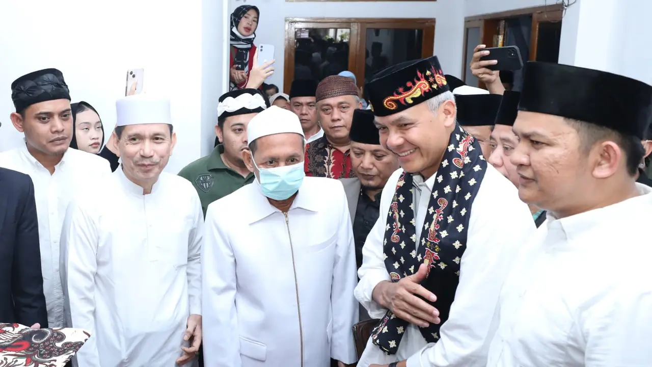 Ganjar Pranowo mengunjungi kediaman kiai sepuh dari Kesultanan Keraton Surosowan Banten, Abuya KH Tubagus Ahmad Syadzili Wasi di Jalan Raya Banten, Kasemen, Kota Serang, Provinsi Banten