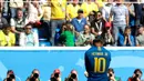 Penyerang timnas Brasil, Neymar menutup wajah dengan jerseynya setelah kehilangan kesempatan mencetak gol pada laga Grup E Piala Dunia 2018 melawan Kosta Rika di St Petersburg, Jumat (22/6). Neymar mencetak satu gol pada menit ke-97. (AP/Petr David Josek)