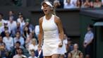Petenis cantik asal Denmark, Caroline Wozniacki merayakan kemenangannya atas petenis Hungaria pada laga tunggal putri Wimbledon 2017 di Wimbledon Tennis Championships, London, (4/7/2017). (AP/Alastair Grant)