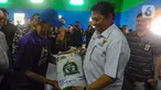 Menteri Koordinator Bidang Perekonomian Airlangga Hartarto menyalurkan Bantuan Langsung Tunai (BLT) El Nino di Kelurahan Pabuaran, Cibinong, Kabupaten Bogor, Jawa Barat, Sabtu (6/1/2024). Airlangga menjelaskan bahwa BLT El Nino merupakan bantuan khusus bagi penerima manfaat yang terdampak kekeringan. (merdeka.com/Arie Basuki)