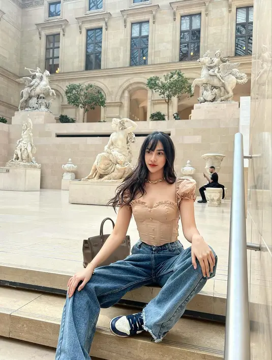 Anya Geraldine tetap setia dengan gaya boyish dengan twist girly lewat bustier top dan sneakers. [IG @anyageraldine]