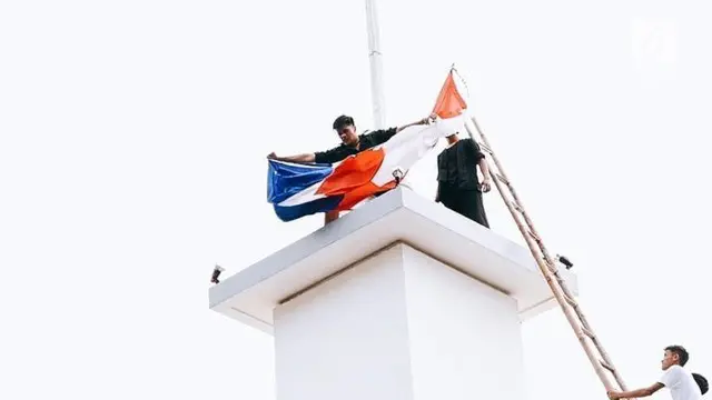 Warga Surabaya hadiri peringatan 73 tahun perobekan bendera Belanda di Hotel Majapahit. Aksi ini diwarnai isak tangis para veteran perang.