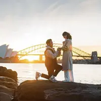 Saat dilamar sang kekasih, Mitzi terlihat mengenakan outer panjang warna coklat dipadukan celana putihnya. (@mitziabigail)