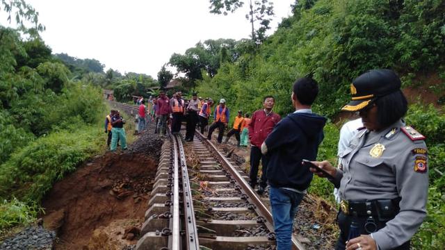 Longsor Di 4 Titik Perjalanan Kereta Bogor Sukabumi