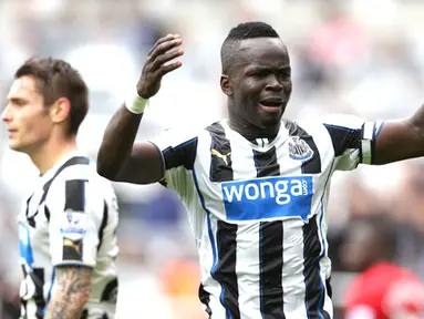 Selebrasi Cheick Tiote merayakan akhir pertandingan pada pertandingan Liga Premier Inggris antara Newcastle United vs Liverpool di St James 'Park, Inggris (19/10/2013). (AFP/Ian Macnicol)