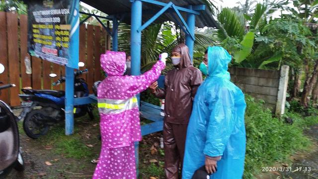 Relawan memeriksa dan menyemprotkan disinfektan di Posko Siaga Covid-19 Karangnangka, Banyumas. (Foto: Liputan6.com/Rudal Afgani)