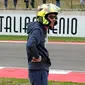 Valentino Rossi, kedapatan memakai helm Arai yang disamarkan jadi AGV saat menonton balapan Superbike di Sirkuit Misano, akhir pekan lalu. (Motorsport)