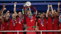 Portugal keluar sebagai juara Piala Eropa usai mengalahkan Prancis 1-0 di di Stade de France, Senin (11/7). (REUTERS)