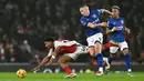 Pemain Arsenal, Myles Lewis-Skelly (kiri) berebut bola dengan pemain Ipswich Town, Kalvin Phillips pada laga lanjutan Liga Inggris 2024/2025 di Emirates Stadium, London, Inggris, Sabtu (28/12/2024) WIB. (AFP/Glyn Kirk)