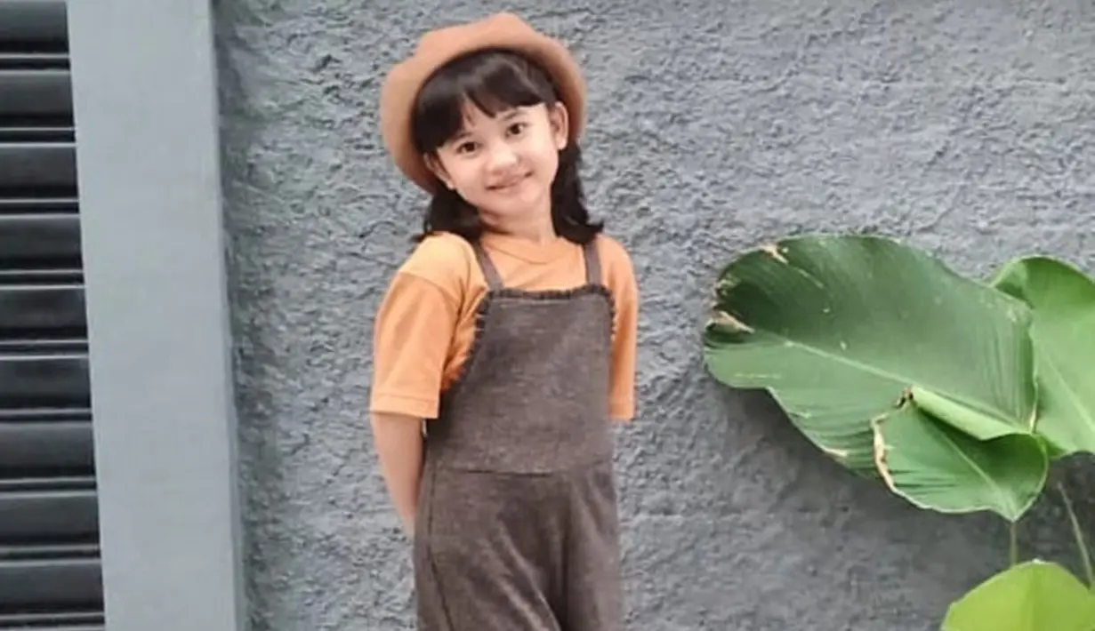 Gaya Graciella Abigail sendiri sering kali mencuri perhatian. Menggunakan busana berwarna cokelat dan oranye, serta topi, penampilan aktris cilik kelahiran 14 Desember 2012 ini terlihat begitu menggemaskan. (Liputan6.com/IG/@graciellaabigail)