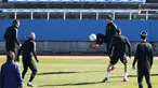 Penyerang Barcelona, Luiz Suarez (ketiga kanan) dan rekan timnya saat menghadiri sesi latihan jelang Final Piala Dunia Antar Klub melawan tim Argentina, River Plate di Yokohama, Tokyo, Jepang, (18/12). (REUTERS/Yuya Shino)