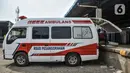 Petugas memindahkan tabung oksigen ke ambulans rumah sakit di depot PT Tirtobumi Aneka Industri, Pulogadung, Jakarta, Minggu (11/7/2021). Pemprov DKI mengerahkan petugas PJLP untuk pengisian sekaligus pendistribusian tabung oksigen ke rumah sakit rujukan Covid-19. (merdeka.com/Iqbal S. Nugroho)