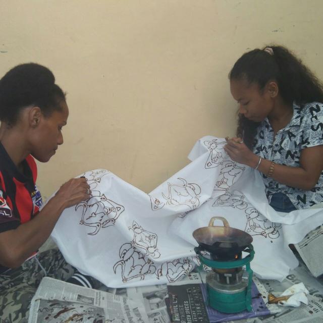 Kegigihan Perempuan Papua  dalam Goresan Canting Batik  