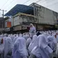 Ribuan Santri Ponpes Miftahul Huda, Manonjaya, Tasikmalaya menggeruduk Toko Modern Indomart lantaran rekannya dituduh mencuri (Foto: Liputan6.com/Jayadi Supriyadin)