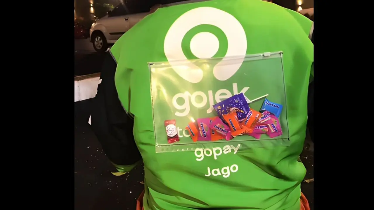 Contoh Totalitas Driver Ojol, Helm Dilengkapi Musik dan Permen Gratis