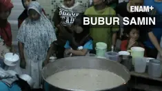 Sebagian mesjid di Kota Solo memiliki tradisi membagikan Bubur Samin gratis bagi masyarakat sekitarnya di bulan Ramadan