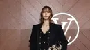 <p>Lisa Blackpink hadir dengan gaya serba hitam mengenakan coat panjang dengan inner jumpsuit berkancing gold dipadukan kalung panjang tanpa liontin dan sepatu boots heels hitam. Ia membawa handbag warna coklat. [dok. Louis Vuitton]</p>