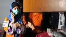 Tersangka Aulia Kesuma saat rekonstruksi pembunuhan suami dan anak tirinya di Jalan Lebak Bulus 1, Cilandak, Jakarta Selatan, Kamis (5/9/2019). Setelah minuman bercampur obat tidur diberikan kepada korban, Aulia lalu menghubungi dua eksekutor untuk membantu pembunuhan. (merdeka.com/Arie Basuki)