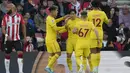 <p>Penyerang Liverpool, Takumi Minamino (tengah) berselebrasi dengan rekan setimnya usai mencetak gol ke gawang Southampton pada pertandingan lanjutan Liga Inggris di Stadion St. Mary di Southampton, Inggris, Rabu (18/5/2022). Liverpool menang tipis atas Southampton 2-1. (AP Photo/Frank Augstein)</p>