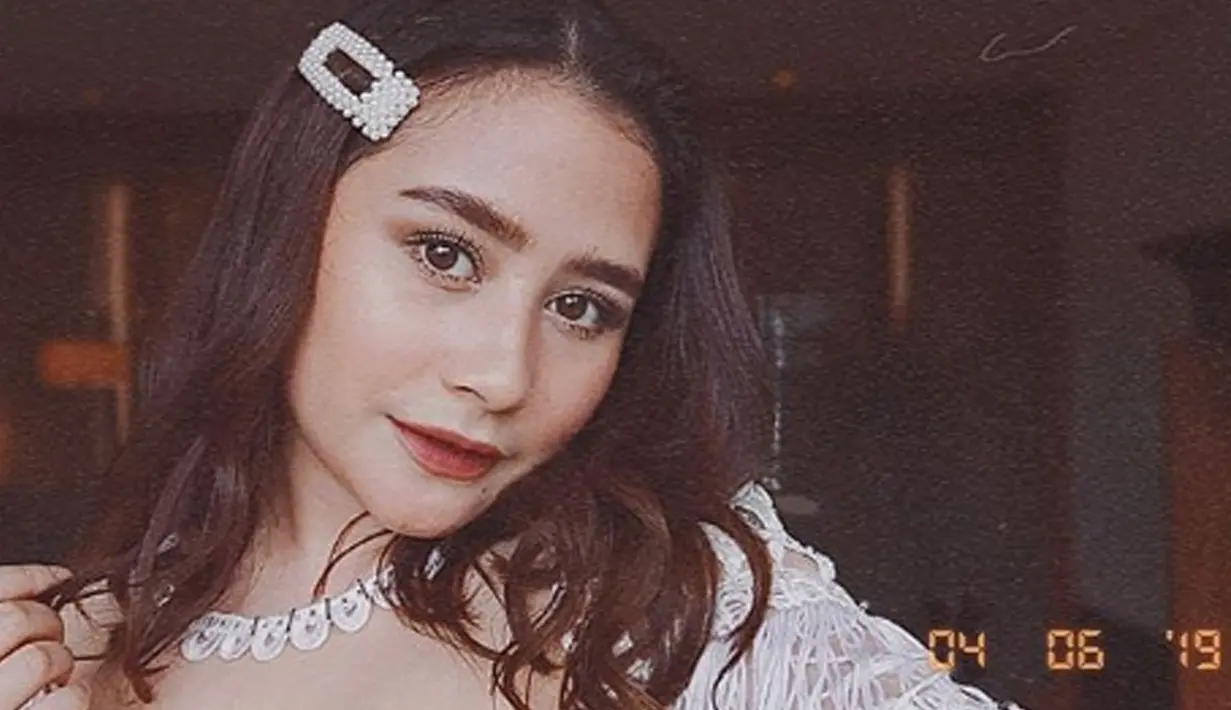 Buku-buku hasil tulisan Prilly Latuconsina telah diterbitkan. Buku pertamanya ialah 5 Detik Dan Rasa Rindu. (Liputan6.com/IG/prillylatuconsina96)