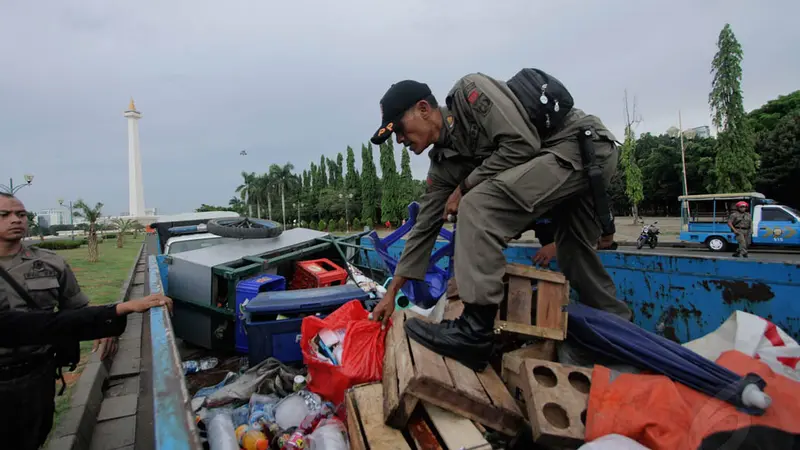 Satpol PP Angkut Paksa PKL di Kawasan Monas