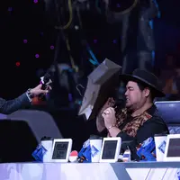 Ivan Gunawan salah satu yang mengaku sangat mengidolakan peserta asal Timor Leste menepati janjinya. Ia memberikan kado berupa high heels usai Maria merampungkan aksinya. (Deki Prayoga/Bintang.com)