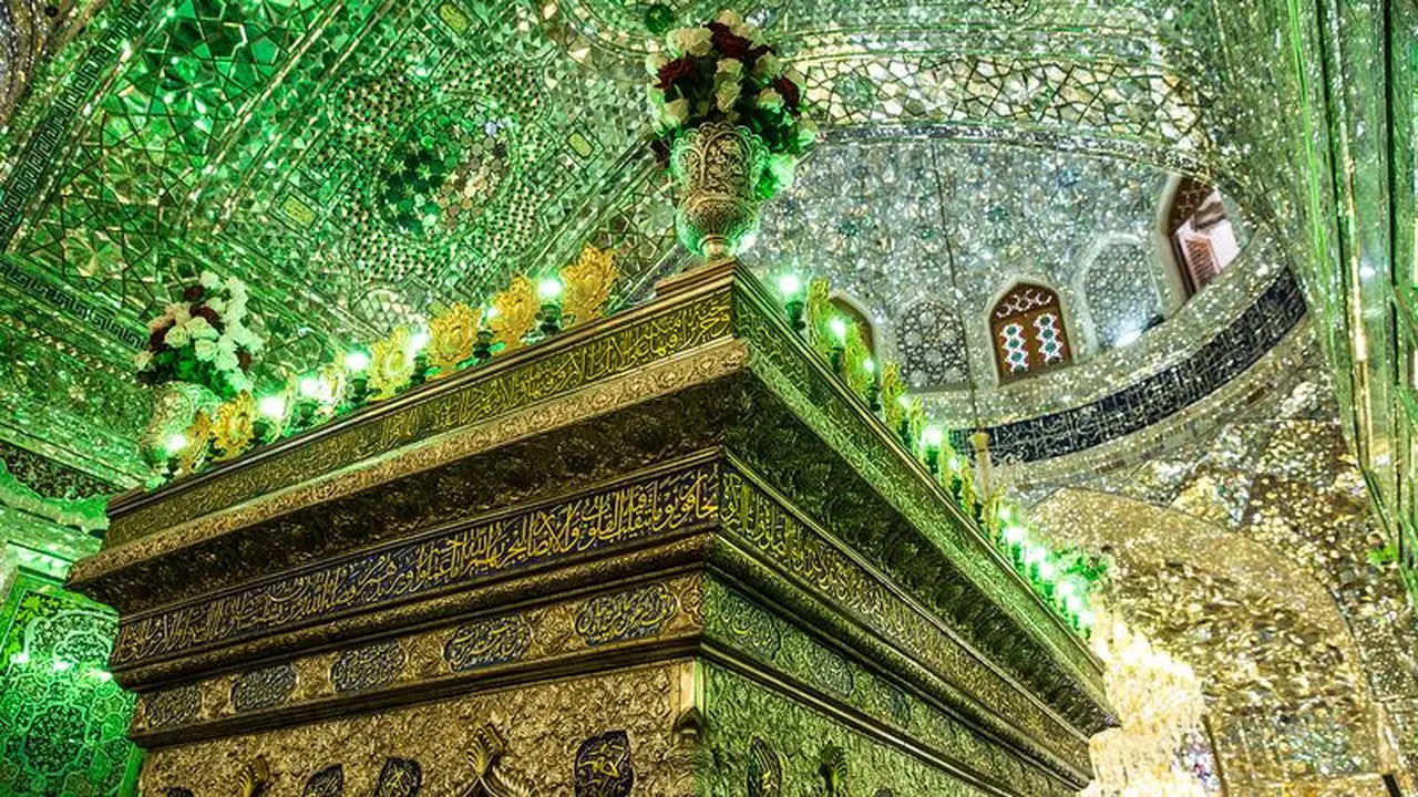 Berhiaskan Jutaan Kaca, Ini Makam Terindah di Iran