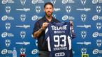Pemain Spanyol rekrutan baru Monterrey Rayados, Sergio Ramos berpose dengan jerseynya di stadion BBVA di Guadalupe, negara bagian Nuevo Leon, Meksiko, 9 Februari 2025. (Julio Cesar AGUILAR/AFP)