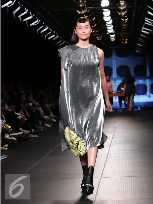 Model mengenakan busana karya Danjyo Hiyojo dalam ajang Men Fashion Week 2015 di Plaza Indonesia, Jakarta, Sabtu (19/9/2015). Para model menggunakan lensa mata yang membuat mereka terlihat unik. (Liputan6.com/Angga Yuniar)