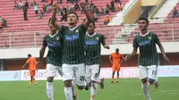 Rahmat Affandi merayakan gol untuk Persebaya Surabaya dalam ajang Dirgantara Cup 2017, Senin (28/2/2017) di Stadion Maguwoharjo, Sleman. (Bola.com/Romi Syahputra)