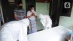 Tim relawan dari Polmas Bogor mengurus jenazah warga korban COVID-19 yang meninggal saat isolasi mandiri di Bogor, Jawa Barat, Jumat (9/7/2021). Dalam sehari, relawan menangani lima hingga delapan jenazah warga Kota Bogor yang meninggal karena COVID-19 saat isolasi mandiri. (merdeka.com/Arie Basuki)