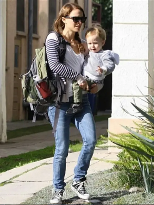 Aleph Millepied. Natalie Portman dan Benjamin Millepied menamai anak mereka Aleph, yang merupakan huruf pertama dari alfabet bahasa Ibrani. Aleph juga berarti nomor 1 dalam bahasa Ibrani karena ia anak pertama. (via instagram/@natalieportmanverified)