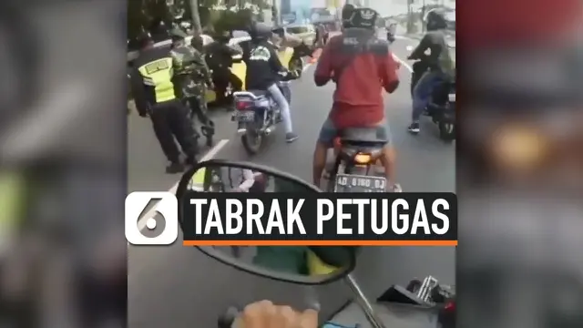VIDEO: Detik-Detik Mobil Mewah Tabrak Petugas Polisi Hingga Terjatuh