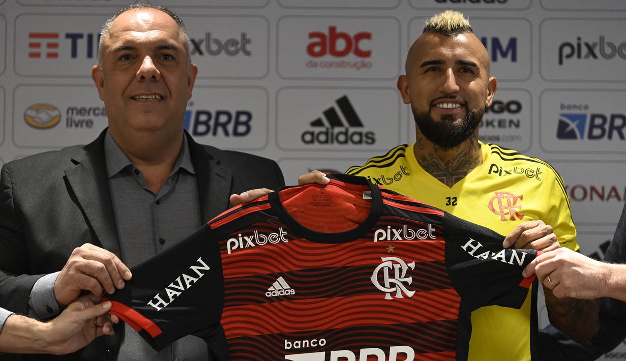 Arturo Vidal. Gelandang Cile berusia 35 tahun yang merupakan produk Akademi Colo-Colo ini baru saja memilih hijrah ke Brasil untuk membela Flamengo usai meninggalkan Inter Milan di bursa transfer musim panas 2022/2023 dengan status bebas transfer. Selain Inter Milan, ia juga sempat memperkuat beberapa klub elite Eropa lainnya, Seperti Juventus, Bayern Munchen dan Barcelona. (AFP/Mauro Pimentel)