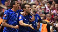 Para pemain tim nasional Kroasia merayakan gol ke gawang Republik Ceska pada laga Grup D Piala Eropa 2016 di Stade Geoffroy Guichard, Saint-Etienne, Jumat (17/6/2016). (AFP/Joe Klamar)