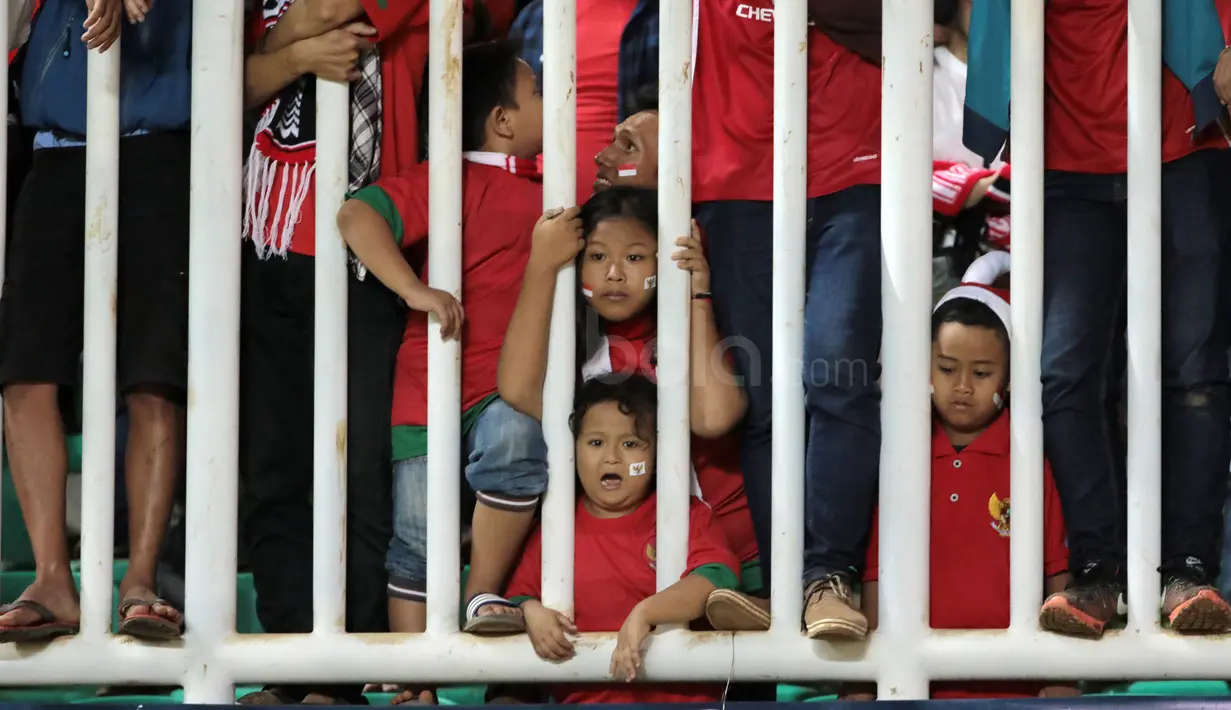 Ekspresi suporter Ccilik saat mendukung Timnas Indonesia pada laga semifinal AFF Cup 2016 melawan Vietnam di Stadion Pakansari, Bogor, (03/12/2016). (Bola.com/Nicklas Hanoatubun)