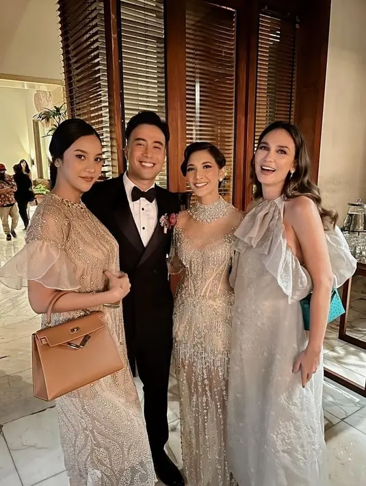 Meski sempat dikritik terlalu cetar, Anya juga sesekali tampil pakai busana yang simpel. Busana tersebut bisa jadi ide outfit buat netizen saat kondangan. Misalnya, pada saat menghadiri acara pernikahan Vidi Aldiano. Ia tampil dengan gaun berpayet lengan terompet dan gaya rambut sanggul minimalis. (Liputan6.com/IG/@anyageraldine)