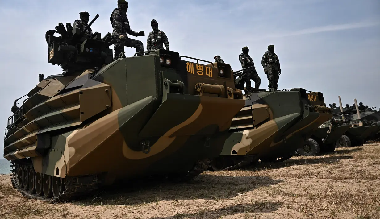 Marinir Korea Selatan berdiri di atas kendaraan serbu amfibi setelah latihan pendaratan amfibi selama latihan bersama Cobra Gold di pesisir provinsi Chonburi Thailand pada 3 Maret 2023. Korea Selatan telah berpartisipasi dalam latihan operasi penjaga perdamaian tahunan, yang terbesar di kawasan Asia-Pasifik, sejak tahun 2002, dan menjadi anggota penuh pada tahun 2010. (AFP/Lillian Suwanrumpha)